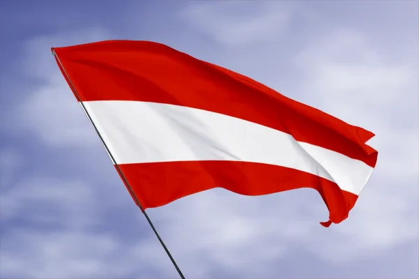 bandiera dell'Austria che sventola nel cielo